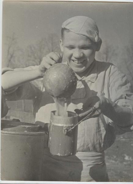 Кашевар, 1941 - 1945, г. Сталинград. Видеовыставка «Николай Шестаков» с этой фотографией.
