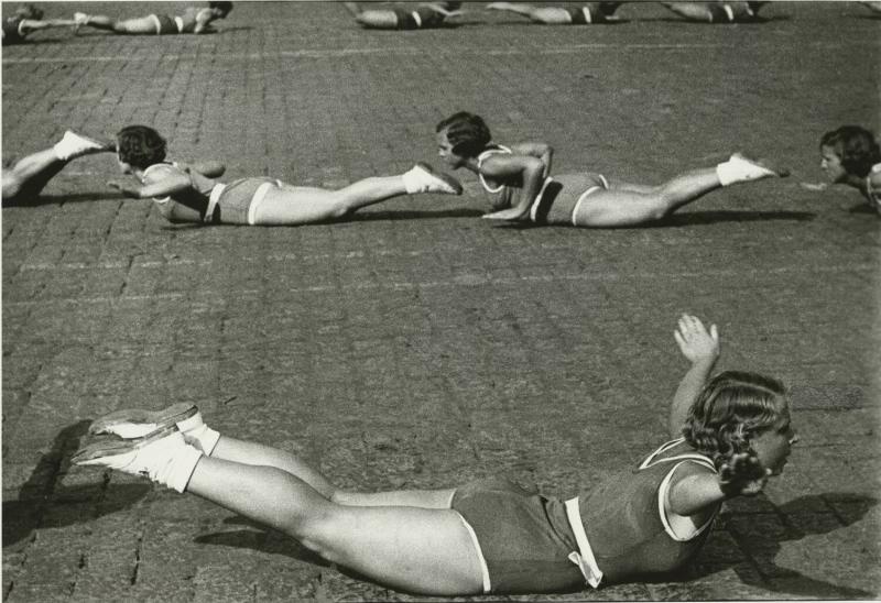 Ритмическая гимнастика, 1936 год, г. Москва. Спортивный парад на Красной площади.Выставки&nbsp;«Физкультурные парады», «...только вряд найдете вы в России целой три пары стройных женских ног» с этой фотографией.