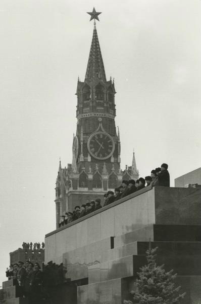 На трибуне Мавзолея, 1980-е, г. Москва, Красная пл.