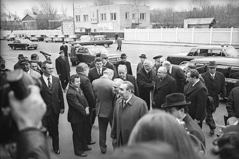 Леонид Брежнев и другие партийно-хозяйственные деятели входят на территорию ЗИЛа, 30 апреля 1976, г. Москва