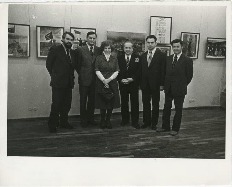 На фотовыставке, 1 января 1980 - 31 января 1987