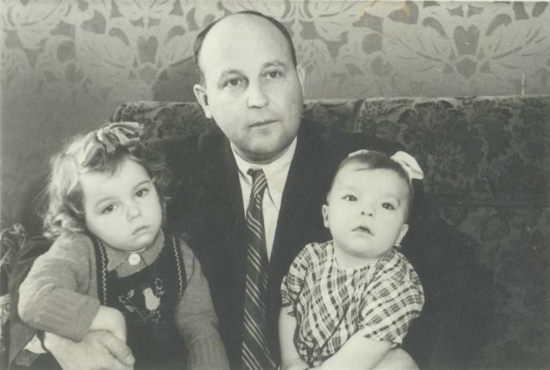 Мужчина с двумя детьми, 1940-е
