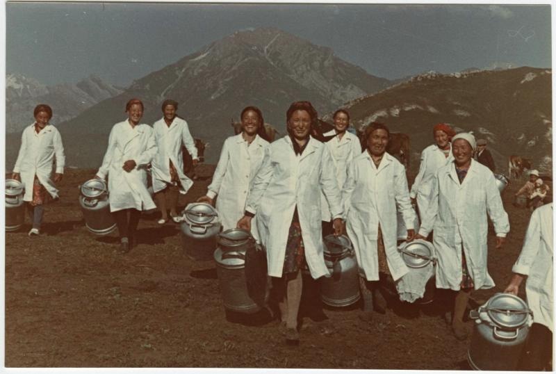 Доярки, 1970-е, Киргизская ССР. Выставка «Сельские женщины СССР» и видео «Сельское хозяйство» с этой фотографией.