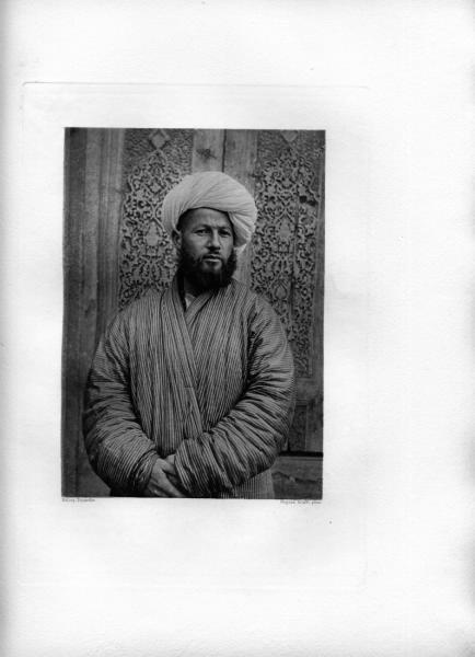 Мулла, хранитель гробницы Тамерлана, 1901 год, г.  Самарканд. Выставка «Туркестанский край» с этой фотографией.