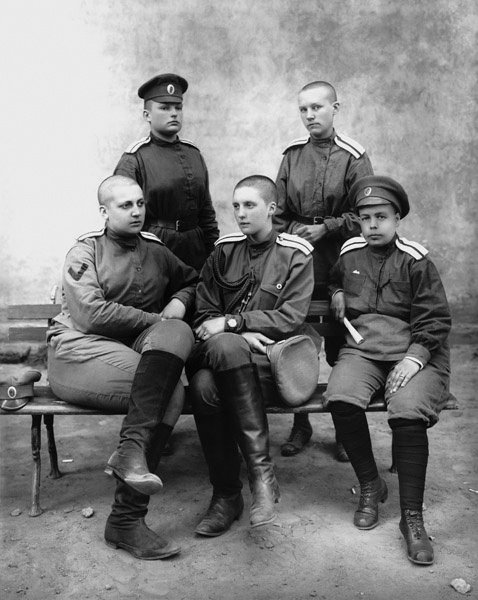 Офицеры женского батальона, июль 1917, г. Петроград. Выставка «Защитники Отечества» с этой фотографией.