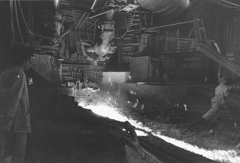 На заводе «Запорожсталь», июль 1947, Украинская ССР, г. Запорожье. Строительство было начато 22 января 1931 года. Металлургический завод начал действовать 16 ноября 1933 года.&nbsp;