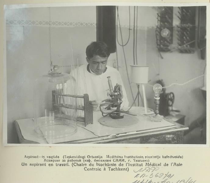 Аспирант за работой (кафедра биохимии САМИ, г. Ташкент), 1935 год, Узбекская ССР, г. Ташкент