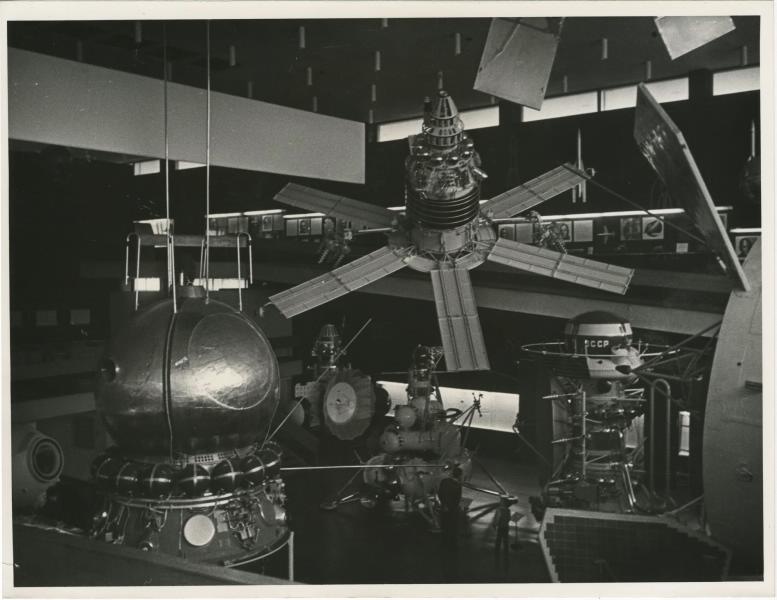 Космические аппараты в павильоне, 1970-е