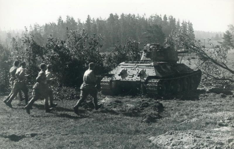 2-й Прибалтийский фронт. В атаку, июнь - сентябрь 1944. Выставка «15 лучших фотографий с Т-34» с этим снимком.