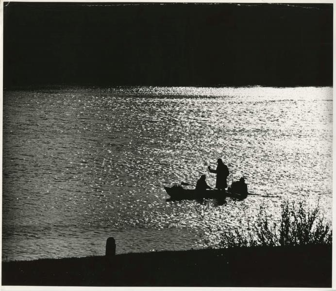 На реке, 1970-е. Выставка «"Ловись рыбка большая..." Рыболовный бум в СССР» с этой фотографией.