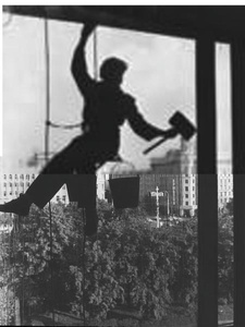 Мойка окон, 1970 год, г. Москва. Здание газеты «Известия».Выставка «СССР в 1970 году» с этой фотографией.