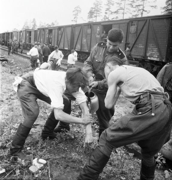 Советские военнослужащие умываются, 1956 год, ГДР. Из серии «Возвращение на родину».