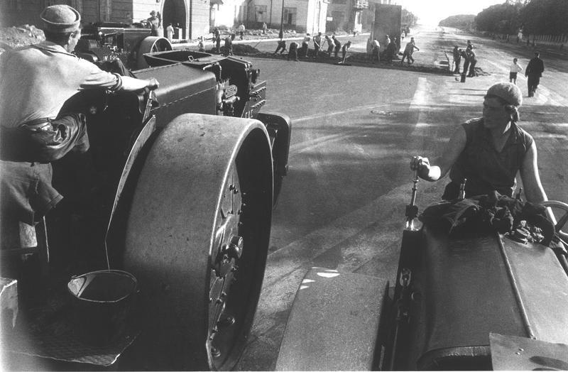 Укладка асфальта, 1931 год. Видео «К 180-летию фотографии. Эпизод X: 1920-е годы. Авангардная фотография» с этой фотографией.
