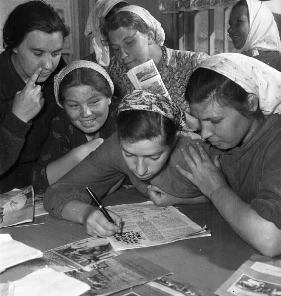 Доярки разгадывают кроссворд, 1957 год, Тамбовская обл., колхоз «Коминтерн». 