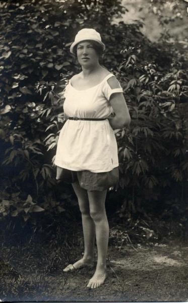 Женщина в шортах, 1920-е. Выставки&nbsp;«...только вряд найдете вы в России целой три пары стройных женских ног»,&nbsp;«10 модных фотографий: 1920-е» и «Мода ХХ века в 100 фотографиях» с этим снимком.