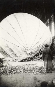 Дирижабль в ангаре, 1910-е. Выставка «10 фотографий с дирижаблями» с этим снимком.&nbsp;