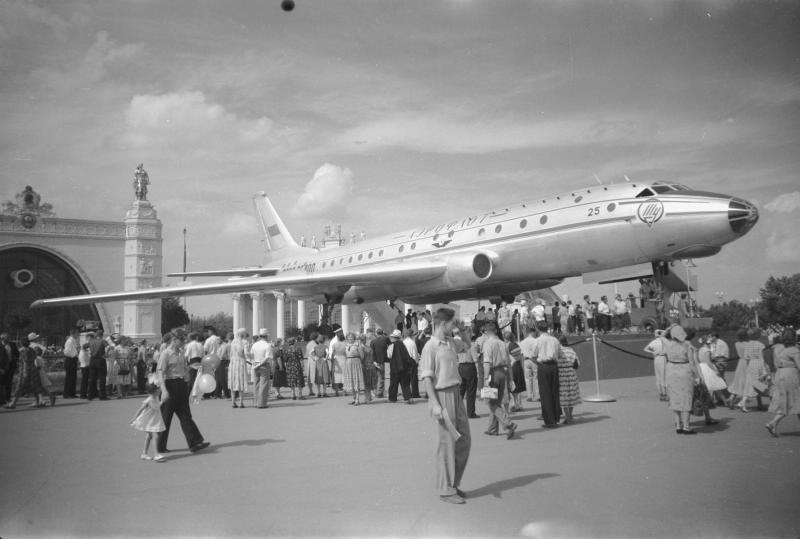 Посетители ВДНХ возле опытного образца самолета ТУ-104 СССР-Л5400, 1957 - 1959, г. Москва, ВДНХ