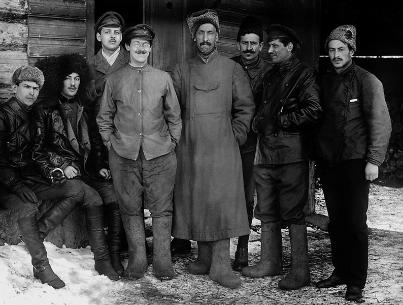 Красные командиры полка деревенской бедноты, 1918 год. Выставка «Революция и Гражданская война» с этой фотографией.