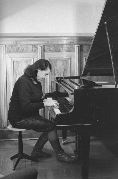 Наталья Сац за роялем, 1960-е, г. Москва