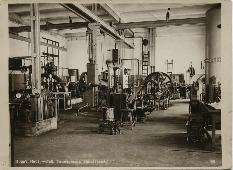 Политехнический институт. Лаборатория тепловых двигателей, 1910-е, г. Санкт-Петербург. В надписи на фото  – орфографическая ошибка.