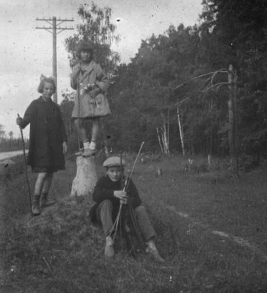 Ирина и Валентина, дочери Ивана Васильевича и Анны Николаевны Авдониных и мальчик у дороги, 1922 - 1925
