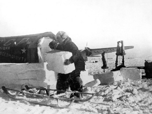 Иван Папанин пристраивает к жилой палатке кухню из снежных блоков, май 1937