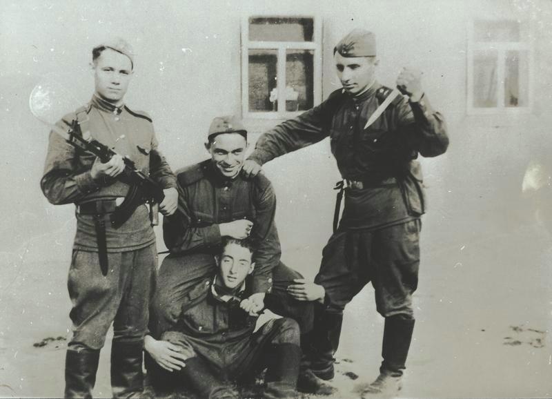 Молодые военные, 1950-е, Украинская ССР, г. Днепропетровск. С 2016 года – город Днепр.