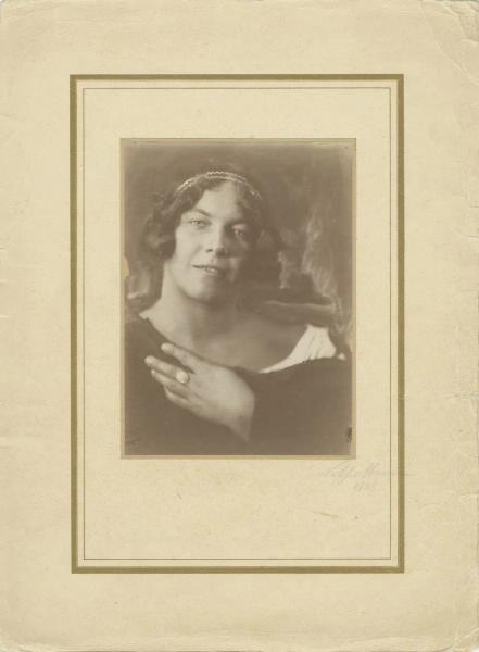 Портрет молодой женщины, 1925 год