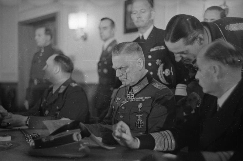 Генерал-фельдмаршал Германии Вильгельм Кейтель во время подписания акта о капитуляции Германии, 1945 год, Германия, г. Берлин, Карлсхорст