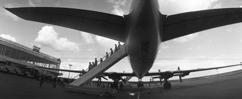 В аэропорту, 1970-е, г. Москва. Выставка «Перелет» с этой фотографией.