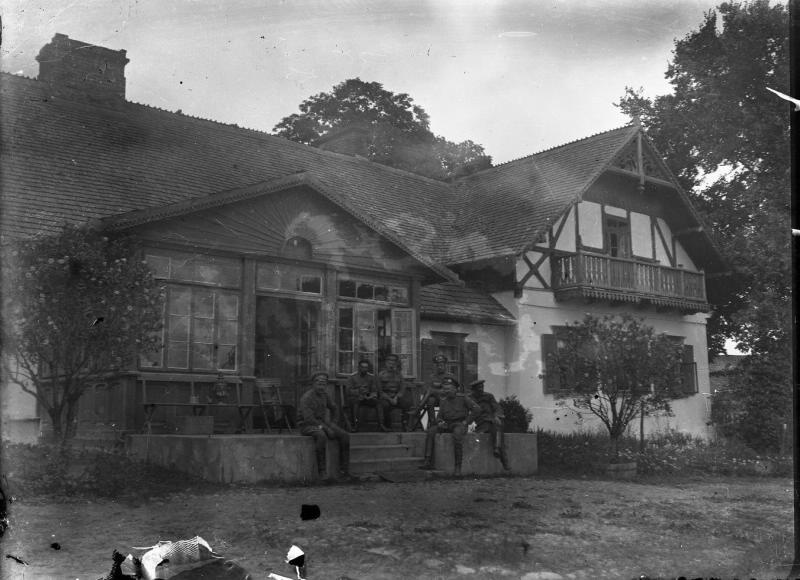 Группа офицеров у фасада дома, 1900-е