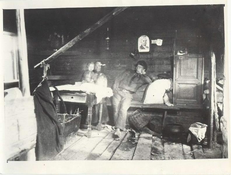 Внутренний вид избы комсомольца-бедняка, 1925 год