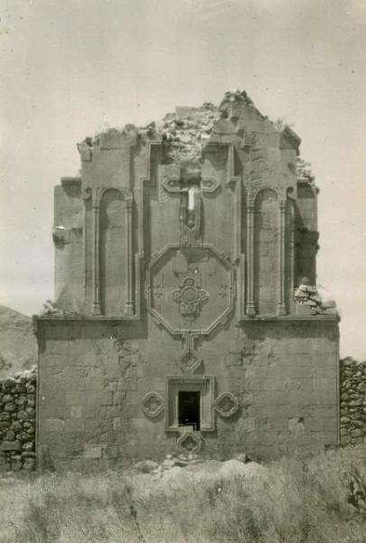 Восточный фасад церкви Сурб Карапет (Святого Карапета) в монастыре Амагу Нораванк, 1940-е, Армянская ССР. Монастырский комплекс построен в XIII-XIV веках.