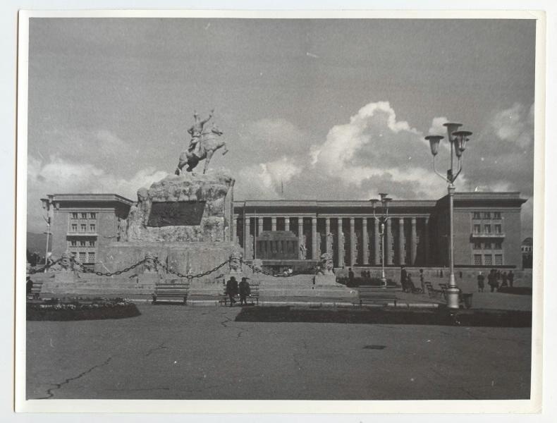 Памятник Сухэ-Батору, 1970-е, г. Улан-Батор, пл. Сухэ-Батора. Скульптор Сономын Чоймбол.