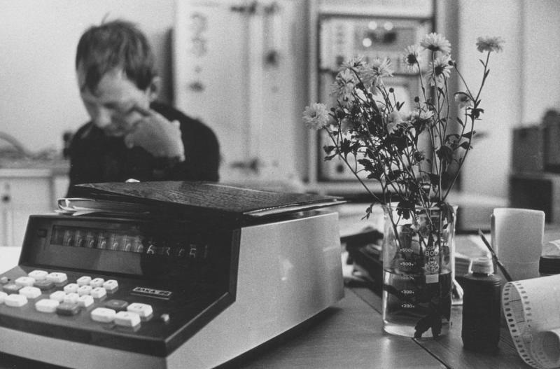 В лаборатории Научного центра биологических исследований АН СССР, 1974 - 1979. На первом плане – счетная машина «ЭЛКА».