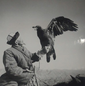 Охотник Осман Байдовлетов с беркутом, 1950-е, Киргизская ССР, Иссык-Кульская обл., колхоз им. Куйбышева. Выставка «В краю плывущих низко облаков» с этой фотографией.