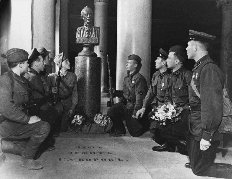 Ленинград в блокаде. Клятва, 1942 год, г. Ленинград. Бюст Александра Суворова. Скульптор – Василий Демут-Малиновский.