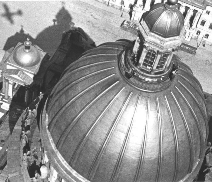 Купол «Исаакия» с тенью самолета, 1931 год, г. Ленинград. Выставки:&nbsp;«Православие с разных ракурсов»,&nbsp;«Свет и тени» с этой фотографией. 