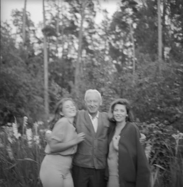 Роман Кармен с супругой Майей Овчинниковой и ее дочерью Аленой на даче у Никиты Хрущева, 1967 - 1969, Московская обл.
