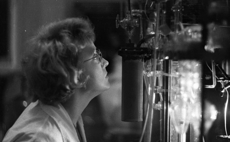 Студентка в лаборатории, 1963 - 1964, г. Москва. Из серии «Московский университет».