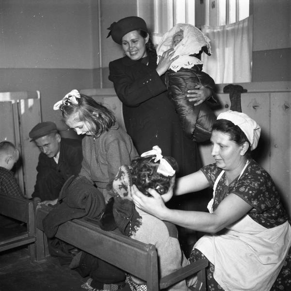 Фото "В раздевалке детского сада № 17", 1953 - 1955, г. Владимир ...