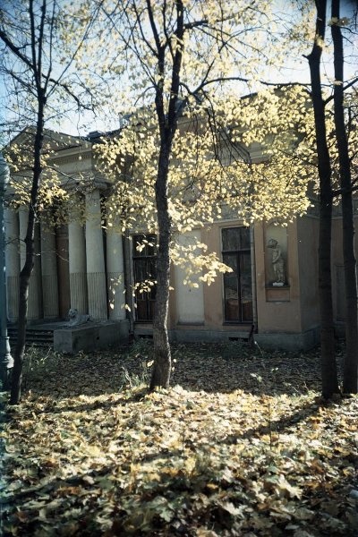 Фасад усадьбы с портиком, 1960-е, г. Москва. Выставка «Золотой октябрь» с этой фотографией.