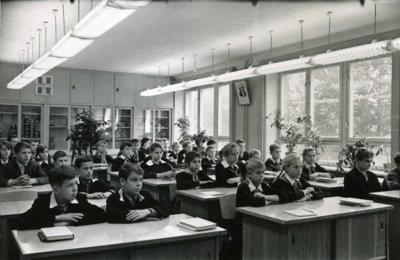 Школьники в классе, 1960 - 1965