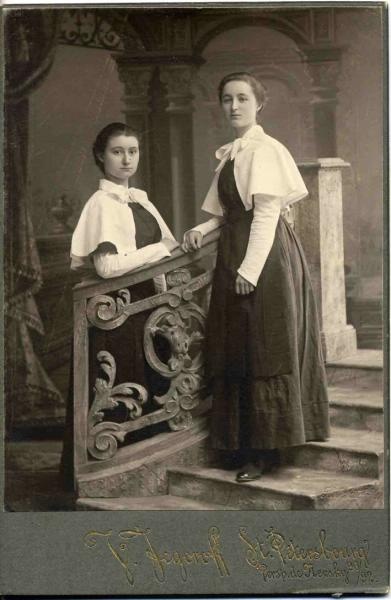 Портрет двух сестер-гимназисток, 1913 - 1917, г. Санкт-Петербург