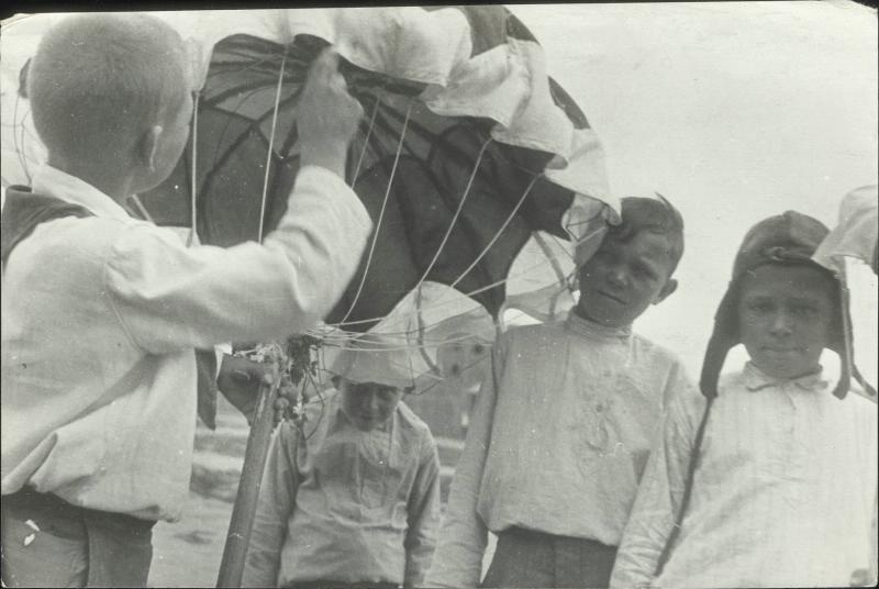 Пионеры изучают парашют, 1930-е. Выставка «Парашютисты» с этой фотографией.