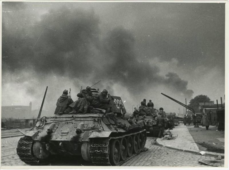 Советские бойцы на танках в Берлине, 30 апреля 1945, г. Берлин