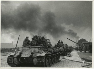Советские бойцы на танках в Берлине, 30 апреля 1945, Германия, г. Берлин