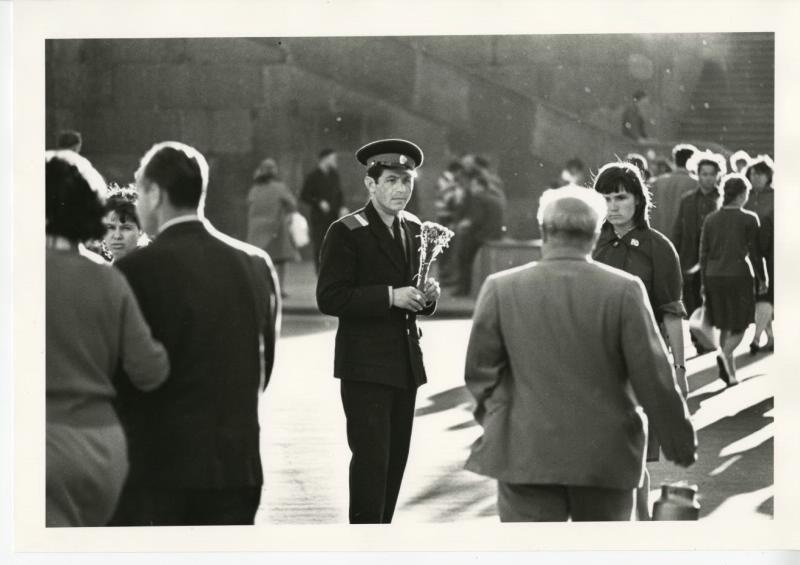 Милиционер с букетом на Невском проспекте, 1960-е, г. Ленинград. Выставка «Моя милиция меня бережет» с этой фотографией.&nbsp;