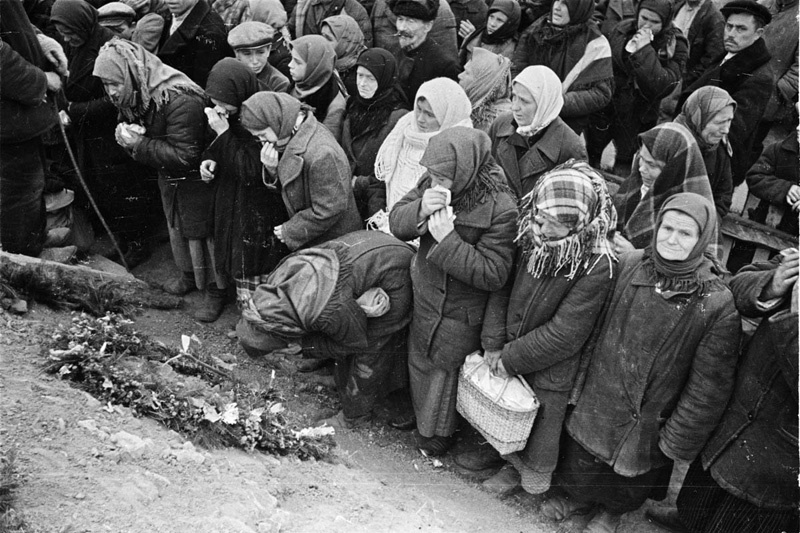 Трагедия села под Киевом, 6 - 7 ноября 1943, Украинская ССР, Киевская обл.. В селе было сожжено 682 человека. Родственники у погоста.