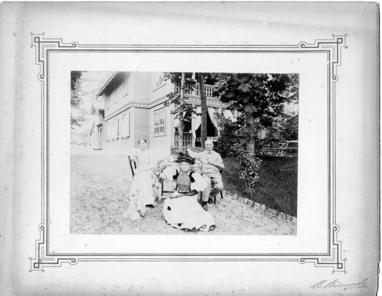 Семья возле дома за столом, 1910 - 1917
